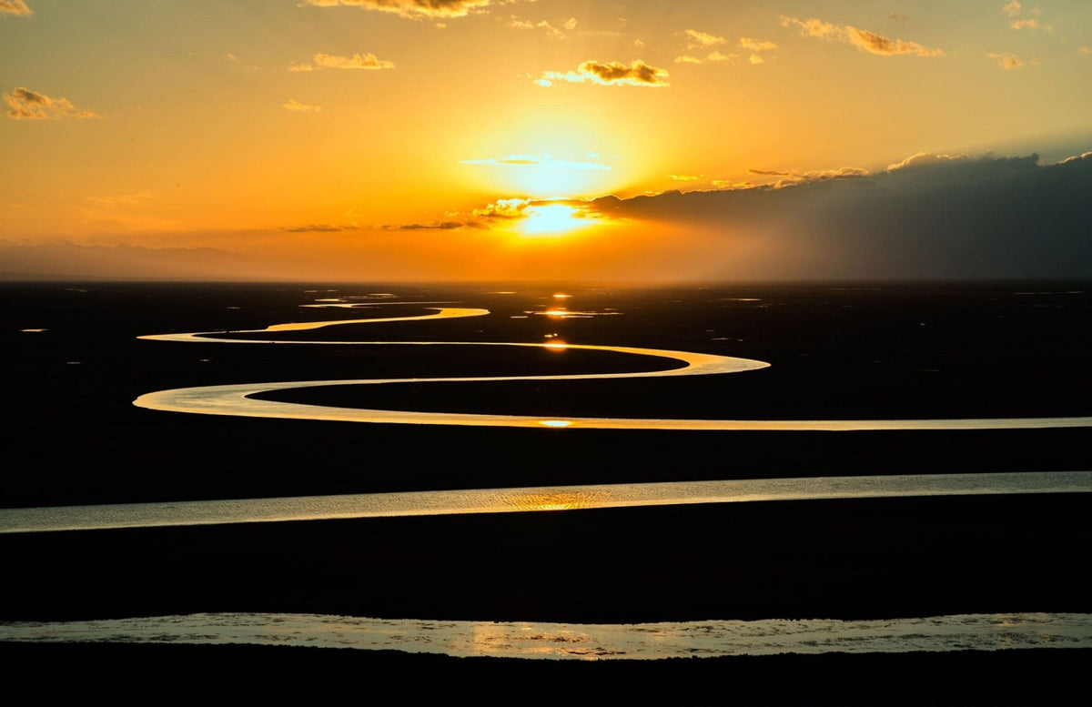 Een kronkelende rivier in de schemering