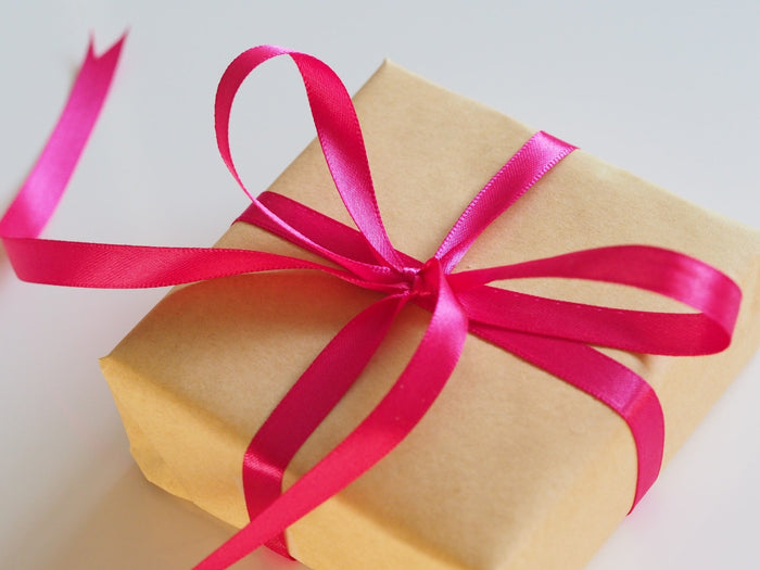 Cadeaupakket met rode strik