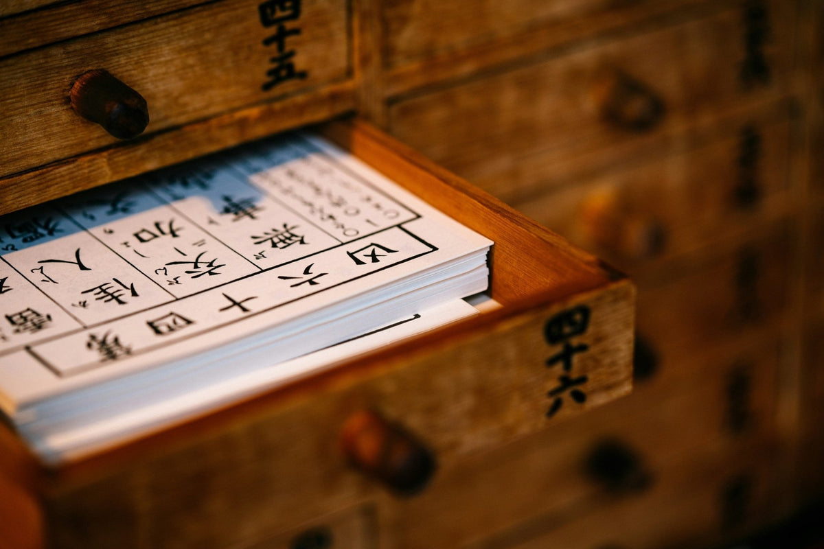 Houten lade met papier en Chinese tekens