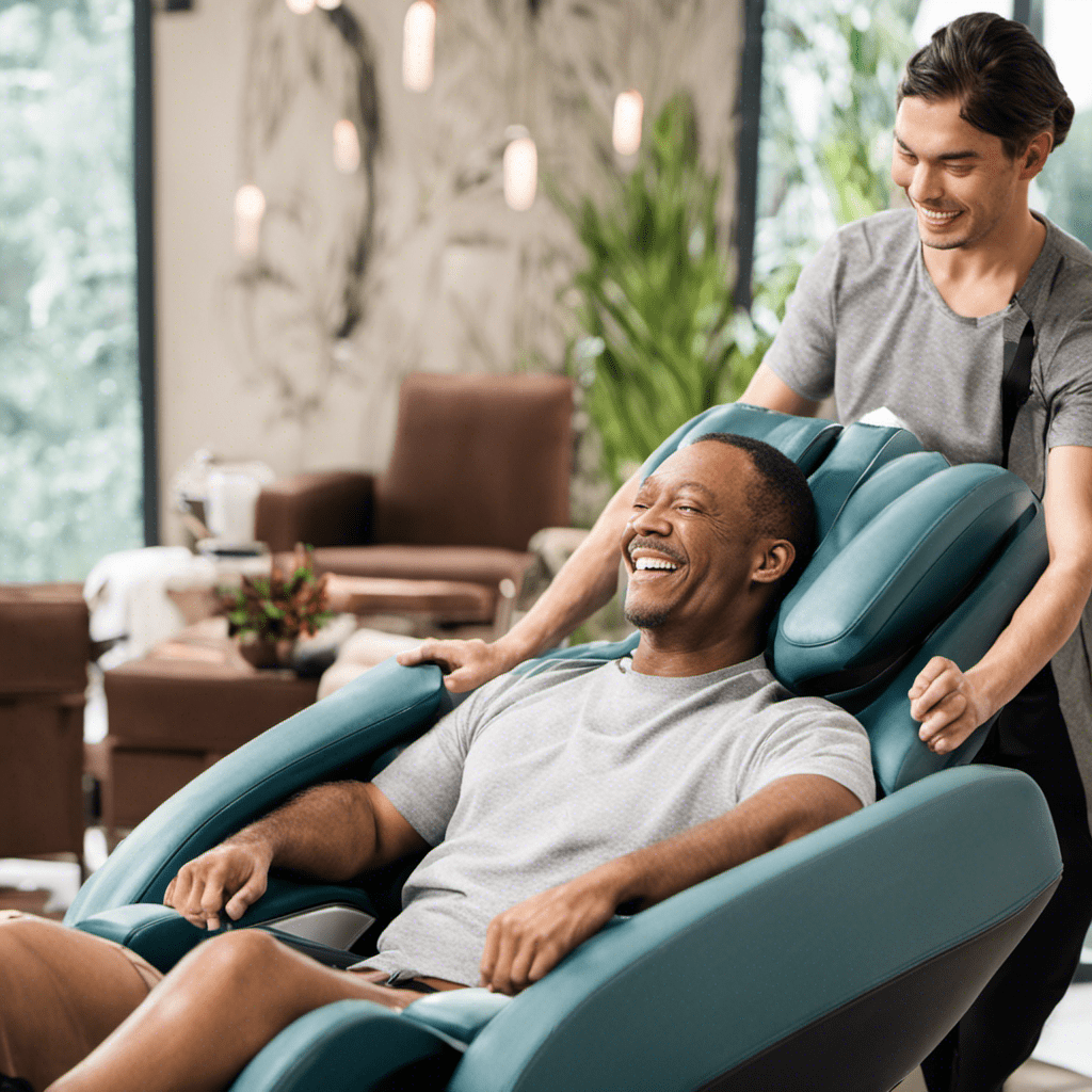 Een man zit in een massagestoel, een andere staat erachter
