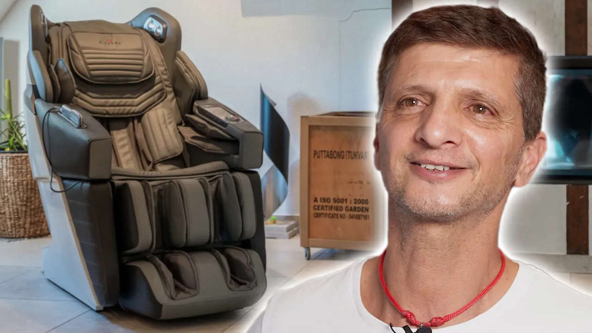 Casada AlphaSonic III-massagestoel naast de tegelkachel