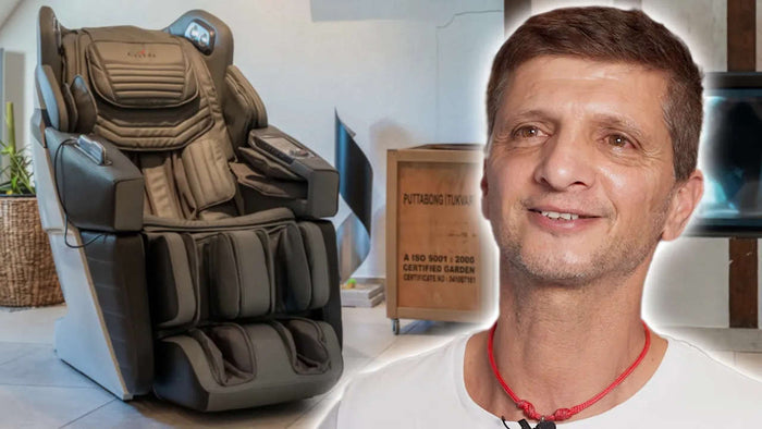 Casada AlphaSonic III-massagestoel naast de tegelkachel