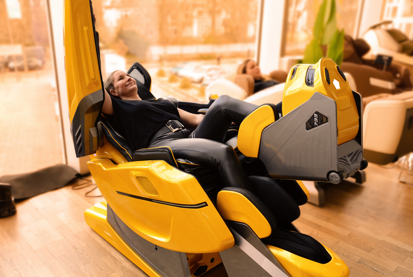 Bodyfriend 733 massagestoel – dame ontspant zich, omgeving in merk-oranje